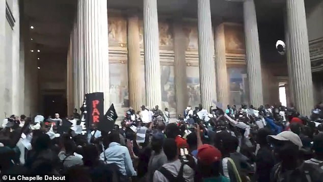 Cảnh sát ước tính, 200 đến 300 người nhập cư trái phép này đã tràn vào trong lăng mộ Left Bank, nơi an nghỉ của các anh hùng dân tộc Pháp như Victor Hugo.