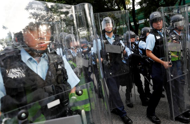 "Hàng nghìn người biểu tình đã tập trung tại thị trấn Sheung Shui (Hong Kong), cách thành phố Thâm Quyến của Trung Quốc không xa, nhằm phản đối việc các thương nhân Trung Quốc đại lục đến đây trong những chuyến đi ngắn ngày để mua hàng hóa miễn thuế rồi mang về đại lục bán lại", Reuters đưa tin.