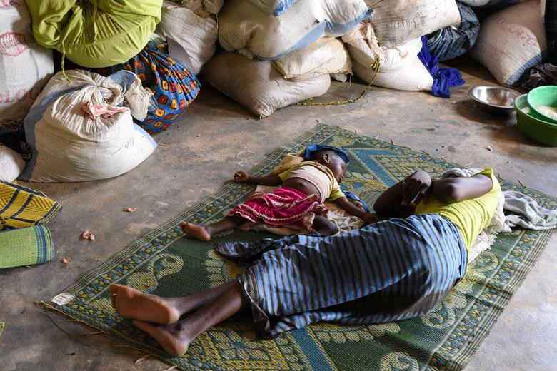 Những người dân sơ tán khỏi ngôi làng bị tấn công của họ ở miền bắc Burkina Faso nằm nghỉ trong một ngôi trường ở vùng ngoại ô Ouagadougou, Burkina Faso, hôm 15/6.