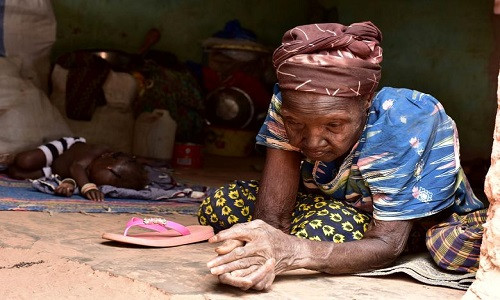 Bức ảnh chụp một cụ già và em nhỏ đến từ Dablo sống trong ngôi nhà tạm bợ ở thành phố Kaya, Burkina Faso, ngày 16/5.