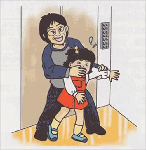 Nếu như cảm thấy có người đeo bám thì nhanh chóng chọn lựa nơi an toàn để tránh. Đặc biệt không nên nhờ người lạ trông hộ con hay đưa con đến những nơi đông người. Ảnh minh họa.