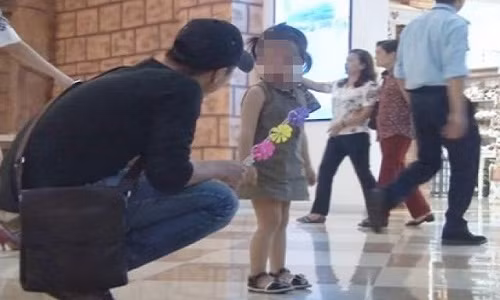 Hầu hết các vụ bắt cóc trẻ em đều diễn ra rất nhanh và lựa chọn thời điểm trẻ chỉ có 1 mình, không có người thân bên cạnh. Ngoài ra, khu vực trẻ chơi hoặc nhà của nạn nhân ở khu vực hẻo lánh, ít dân cư. Do đó, các gia đình có trẻ nhỏ cần cẩn trọng, theo dõi sát xao, không để trẻ 1 mình. Ảnh minh họa.