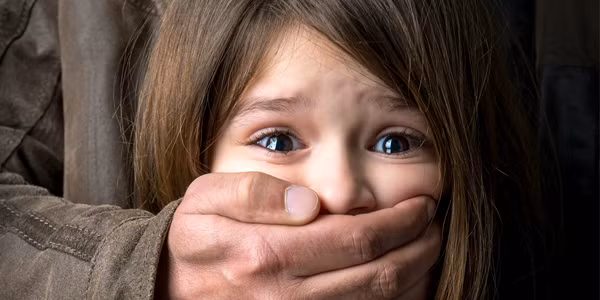 Ngoài ra, các đối tượng bắt cóc còn đóng giả người quen thân để đón trẻ tại trường học. Nên cách tốt nhất trong trường hợp này cha mẹ ngoài việc căn dặn kỹ lưỡng con không theo người lạ, dặn trẻ ở trong trường hoặc phòng bảo vệ khi bố mẹ chưa đến đón.