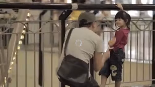 Kẻ bắt cóc có thể tìm cách tiếp cận trẻ bằng những món đồ chơi, kẹo... thu hút trẻ chú ý và đưa đến địa điểm vắng để bắt cóc. Một số khác manh động hơn, chúng có thể bế trẻ và dùng phương tiện để bỏ trốn rất nhanh. Ảnh minh họa.