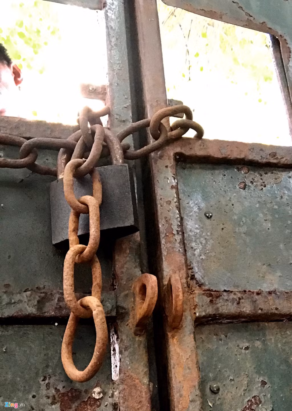 Cánh cổng chính được khoá chặt từ bên trong bằng xích sắt.