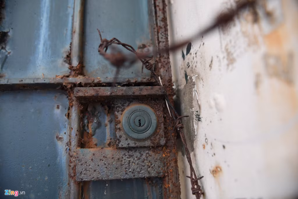 Từ đó đến nay, căn biệt thự không có ai sinh sống, cửa đóng then cài suốt 3 năm trời. Cánh cửa, ổ khoá đã hoen ố và gỉ sét vì thời gian.