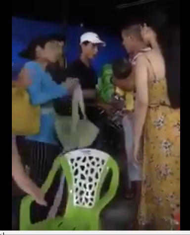 Ngày 16/7, một đoạn clip dài hơn 5 phút, được lan truyền trên mạng. Theo đó, Clip thể hiện cảnh người dân đang bế một cháu bé và không trả cháu trả bé cho một người phụ nữ, do nghi ngờ người phụ nữ này đã cho cháu uống thuốc mê để bắt cóc...
