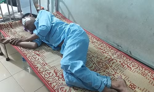 Chỉ trong tháng 7 vừa qua, đã có đến 4 vụ hành hung người vì nghi bắt cóc trẻ em, nhiều người dính đòn oan vì sự quá khích, mất bình tĩnh của người dân. Khoảng 8h ngày 5/7, người thôn 8, phường Quảng Phong (thị xã Ba Đồn) phát hiện 2 người đàn ông lạ mặt, đến từng nhà hỏi để phun thuốc xịt muỗi. Nghi ngờ đây là đối tượng bắt cóc trẻ em, một số người đã hô hoán và hàng trăm người dân liền lao ra và vây quanh 2 người lạ mặt này. Ảnh: Phan Phương.