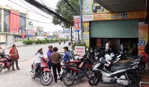 Diem nong 24h: Dinh chi PCT phuong “hanh” dan xin giay chung tu-Hinh-2