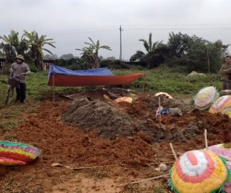 Cơ quan chức năng nhận định nhóm đào trộm mộ phải có ít nhất 3 người vì khối đất đá chôn lấp ngôi mộ rất nhiều, một người khó có thể làm trong một đêm. Ảnh: Pháp luật TP HCM.