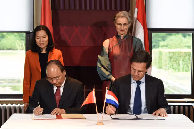 Hai thủ tướng ký ý định thư giữa chính phủ Việt Nam và chính phủ Hà Lan về tạo thuận lợi triển khai các dự án chuyển đổi quy mô lớn để phát triển bền vững Đồng bằng sông Cửu Long. Trong khuôn khổ chuyến thăm, hai bên đã ra Tuyên bố chung về kết quả chuyến thăm chính thức làm việc tại Hà Lan của Thủ tướng Nguyễn Xuân Phúc. Ảnh: VGP.