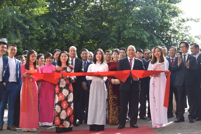 Tối 9/7, tại La Hay, Vương quốc Hà Lan, Thủ tướng Nguyễn Xuân Phúc đã đến thăm và cắt băng khánh thành trụ sở mới của Đại sứ quán Việt Nam tại đây. Ảnh: VGP.