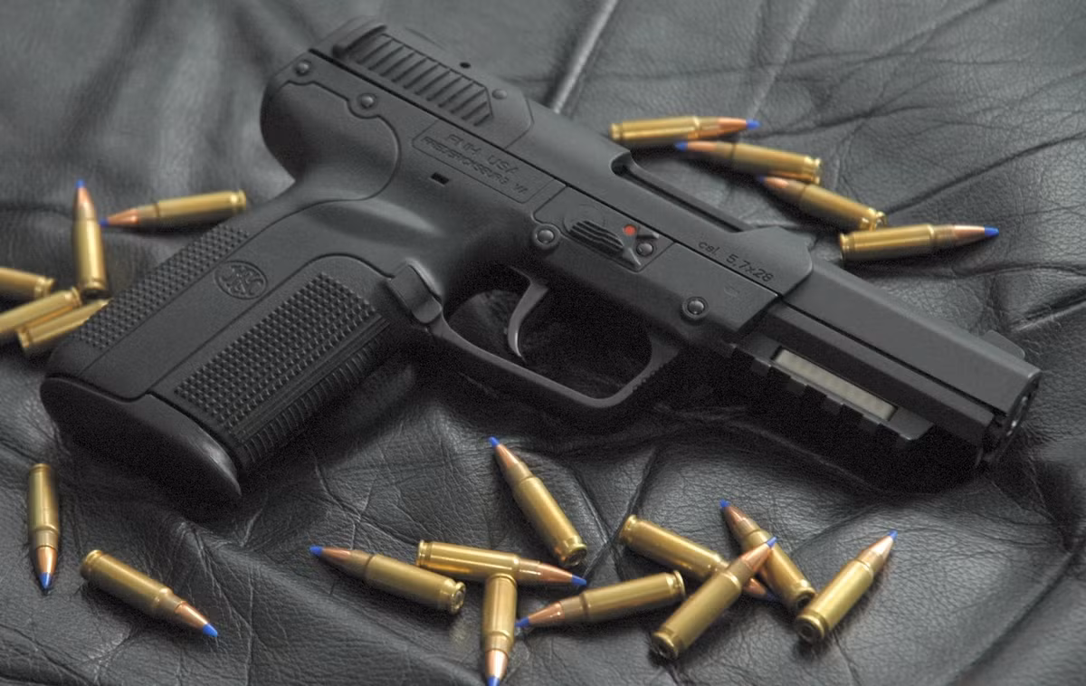 Tuy nhiên, nếu tên bắt cóc có vũ khí như dao, súng... thì trẻ không nên kháng cự vì có thể sẽ bị hại.