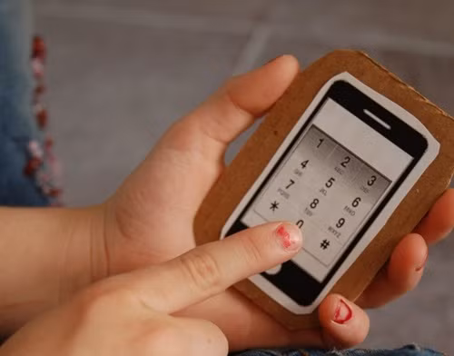 Ghi nhớ các thông tin như địa chỉ nhà, số điện thoại người thân hoặc thầy cô là điều mà cha mẹ cần dạy con.