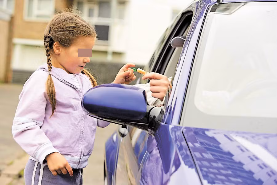 Dạy con khi con đi đến những chỗ lạ và khi con ở nhà một mình, đề cao cảnh giác, không nên cho người lạ vào nhà hoặc tiếp xúc với họ quá lâu.