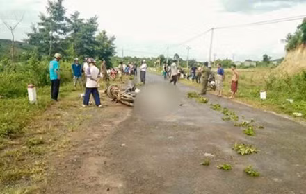 Khoảng 15 giờ ngày 6/7, thông tin từ CSGT Công an huyện Krông (tỉnh Đắk Nông) cho biết, trên địa bàn xã Nam Xuân xảy ra một vụ va chạm giữa hai xe máy đi ngược chiều khiến hai người điều khiển phương tiện tử vong tại chỗ. Ảnh: Tiền Phong.