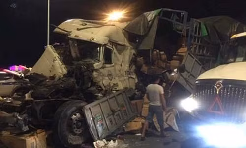 Vào khoảng 23h ngày 5/7, một vụ tai nạn giao thông nghiêm trọng xảy ra trên tuyến cao tốc Bắc Giang – Hà Nội, đoạn qua huyện Việt Yên, tỉnh Bắc Giang. Theo thông tin ban đầu, chiếc container đã đâm vào một chiếc xe tải, khiến phần đầu xe vỡ nát, nhiều hàng hóa trên container đổ tràn ra đường.