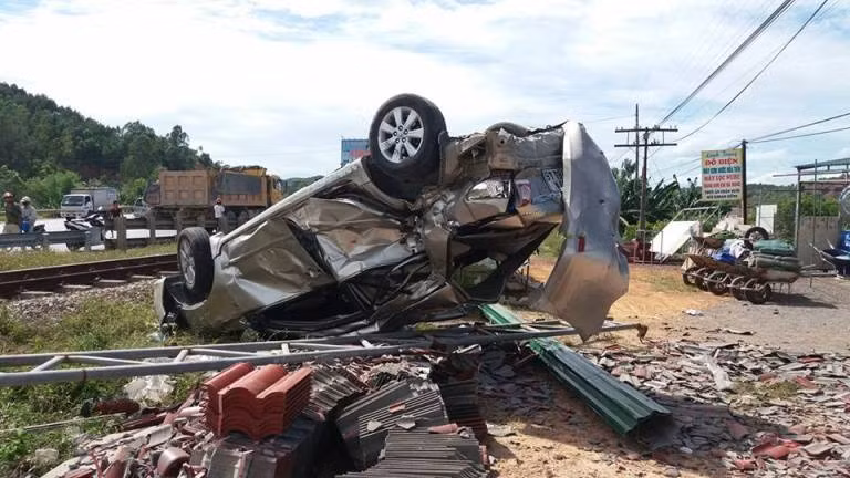 Vụ tai nạn tàu hỏa đâm ô tô đã khiến 2 người tử vong, 2 người bị thương nặng. Ảnh: Gia đình &amp;xã hội.