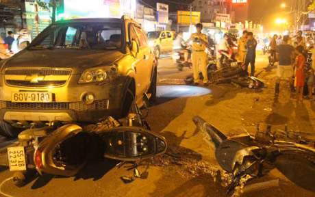 Theo báo Dân Việt, sáng 2/7, một vụ va chạm giữa ô tô 4 chỗ và xe máy do anh Nguyễn Vũ Vương (29 tuổi, quê Lâm Đồng) cùng hai người bạn khi đang lưu thông trên đường Thủ Khoa Huân (thị xã Thuận An, Bình Dương). Sau cú va chạm, cả 3 thanh niên ngồi trên xe máy văng ra giữa đường nằm bất tỉnh tại chỗ, trong đó anh Vương tử vong tại chỗ, 2 người còn lại được người dân chuyển đi cấp cứu trong tình trạng nguy kịch. Ảnh: Tuổi Trẻ.