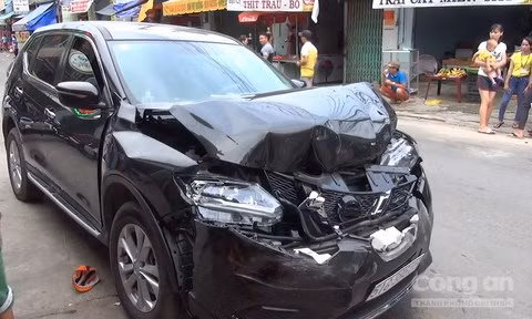 Cú tông cực mạnh khiến 4 người gồm 2 phụ nữ, một người đàn ông và một bé trai ngã ra đường. Sau khi đâm vào 4 người, chiếc xe tiếp tục tông vào đuôi một xe tải rồi dừng lại. Sự việc đã khiến 1 người chết, 3 bị thương nặng trong đó có 1 trẻ nhỏ. Ảnh: Công an TP HCM.