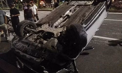 Khoảng 20h50 ngày 11/7, ô tô con mang BKS Hà Nội đang di chuyển trên đường Trần Hữu Dực (HN) từ hướng đường 70 đi Nguyễn Cơ Thạch. Tuy nhiên khi xe đi đến chân cầu vượt qua đường tàu thì bất ngờ đâm mạnh vào dải phân cách. Cú va chạm khiến chiếc ô tô lật ngửa chắn ngang đường, mui xe hư hỏng nặng và toàn bộ cửa kính phía bên trái xe bị vỡ tung. Rất may, cả 3 người trên xe (trong đó có 1 trẻ nhỏ) chỉ bị thương nhẹ.