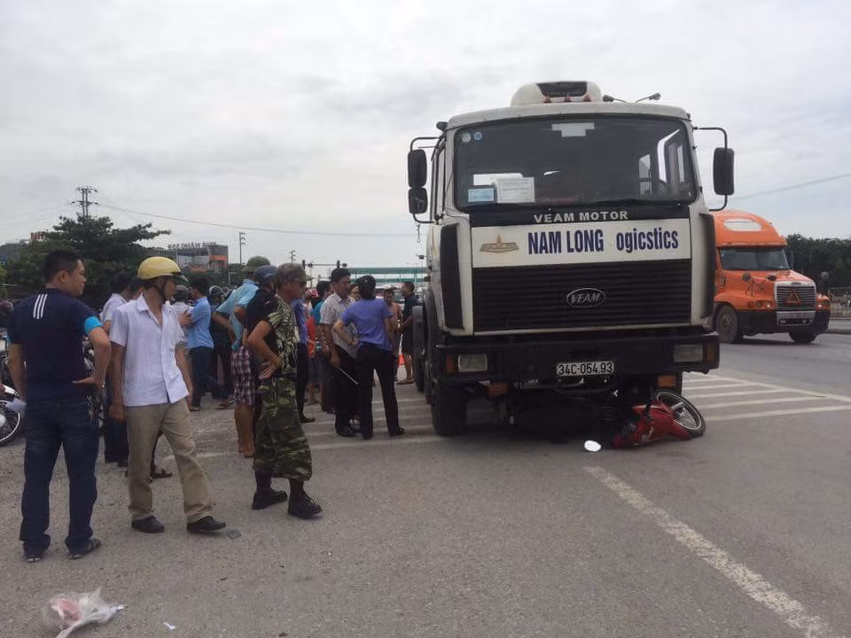 Ngày 10/7, tại km52+100 QL5 thuộc phường Cẩm Thượng (TP Hải Dương, tỉnh Hải Dương), một vụ tai nạn thương tâm đã xảy ra. Xe ô tô biển 34C – 05493 đã va chạm với xe máy BKS 34 P2-8967 khiến hai người trên xe máy tử vong. Hai nạn nhân gồm một nữ giáo viên và con gái đang trên đường lên thành phố để kiểm tra sức khỏe thì bất ngờ xảy ra vụ va chạm với xe tải. Ảnh: ATGT.