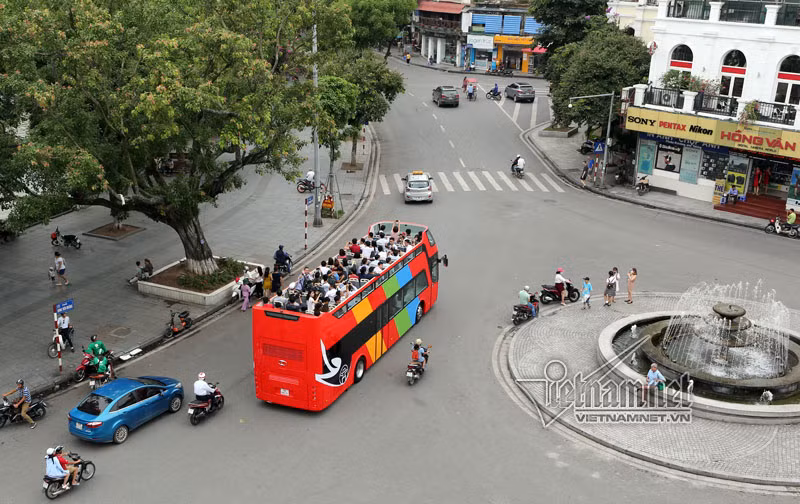 Ngoài ra, việc đảm bảo an toàn cho hành khách ngồi trên tầng 2 của xe buýt cũng phải được quan tâm Ảnh: Vietnamnet.