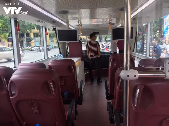 Ông Nguyễn Công Nhật - Phó tổng giám đốc Tổng công ty Vận tải Hà Nội (Hanoi Trancerco) - cho biết: "Trong quá trình chạy thử nghiệm, tổng công ty chỉ chạy thử một xe để ghi nhận ý kiến của người dân". Dự kiến phương tiện này sẽ được đưa vào hoạt động chính thức trong 2 tháng tới. Ảnh nội thất xe được làm rất đẹp, hiện đại. Ảnh: Báo ĐT VTV.