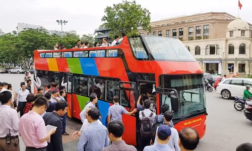 Các ghế ngồi trên tầng 2 không có dây an toàn cho hành khách. Khi xe di chuyển, nhân viên sẽ phụ trách nhắc nhở hành khách đảm bảo an toàn, không đứng trên xe. Ảnh: Hoàng Phương.