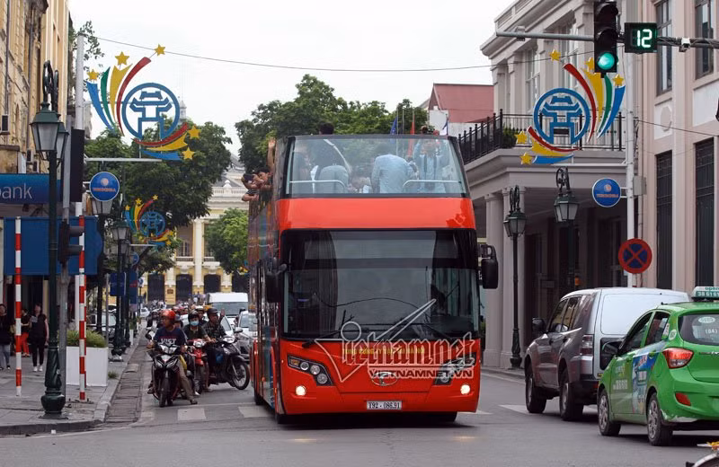 Nguyễn Minh Anh (trú tại Đống Đa, Hà Nội) lo ngại: "Kích thước cồng kềnh, xe buýt 2 tầng sẽ dễ bị vướng vào dây điện, biển quảng cáo, dây cáp trên đường, như vậy khá nguy hiểm". Ảnh: Vietnamnet.