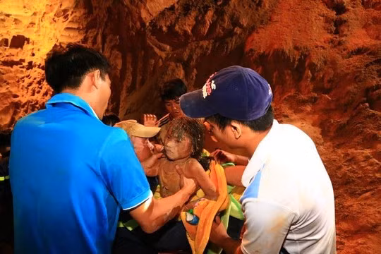 Lực lượng Cảnh sát phòng cháy chữa cháy tỉnh Bình Dương cũng là những người sát cánh bên cạnh các thợ đào giếng để cứu hộ. Ảnh: Zing.