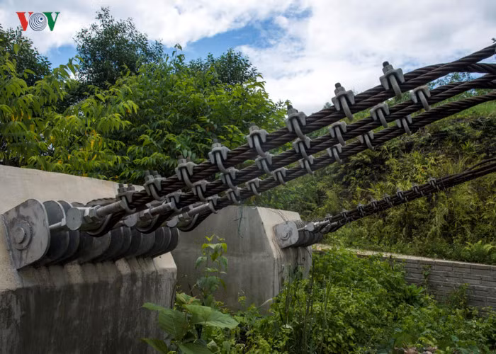 Dây cáp được lắp chắc chắn trên các ụ bê tông đặt trên 2 bờ.