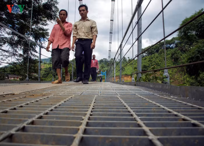 Khi cầu dây văng được hoàn thành, người dân trong thôn có thể vận chuyển sắn, quế đi bán và thậm chí thương lái đến tận nơi thu mua.