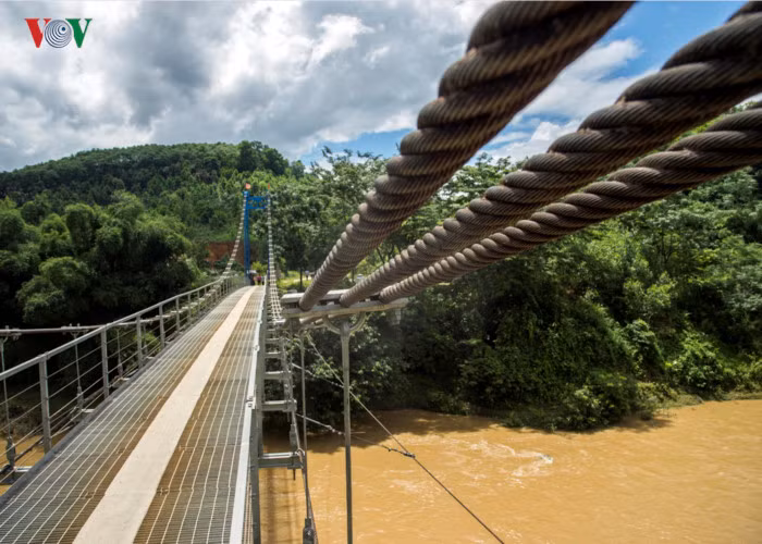 Cầu Ngòi Hút có chiều dài 100m, rộng trên 2m, cầu có móng trụ tháp bằng bê tông cốt thép. Cầu phục vụ nhu cầu đi lại của 179 hộ dân sinh sống ở hai thôn Khe Gai và Khe Voi, xã Đông An.