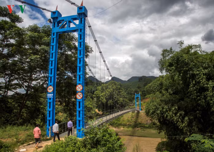 Mỗi khi mùa lũ về, nước sông dâng cao, người dân sống trong thôn gần như bị cô lập. Trẻ em không thể đến trường, hàng hóa giao thương phải vất vả đi đường vòng.