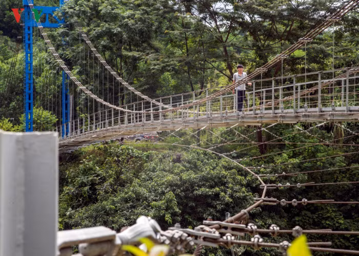 Cầu dây văng Ngòi Hút khánh thành 4/2016, được xem là sự kiện “để đời” của bà con nơi đây. Họ không còn phải lo lắng khi nước lên, thay vào đó chuyên tâm học tập, phát triển kinh tế.