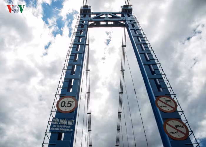 Các biển thông báo của cầu Ngòi Hút.