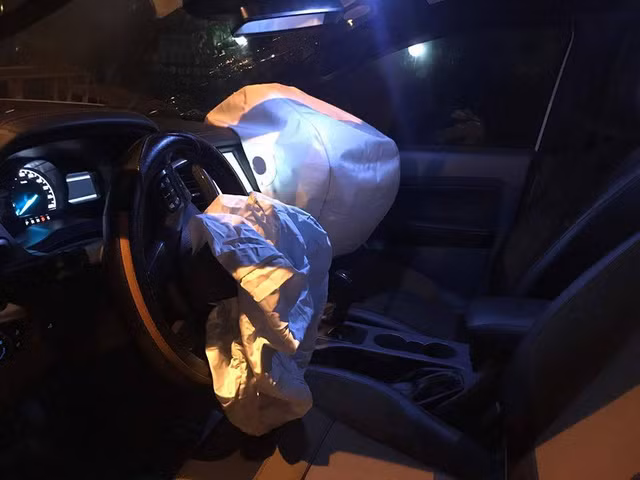 Túi khí của một chiếc xe bung ra.