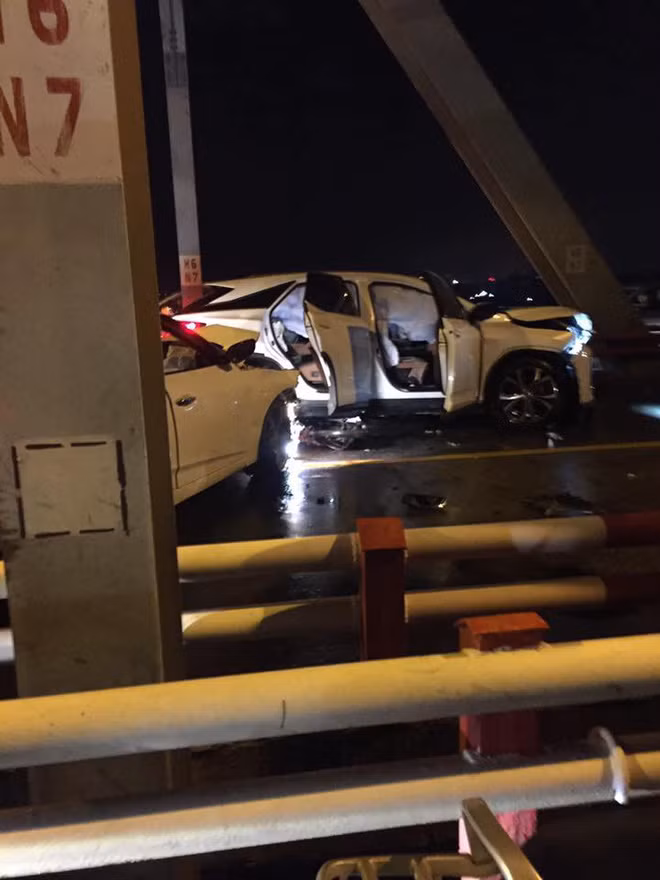 Phần đầu và thân của hai ô tô hư hỏng nặng. Nhiều mảnh vỡ sau cú va chạm của 3 chiếc xe văng khắp mặt đường. Ảnh: otofun.