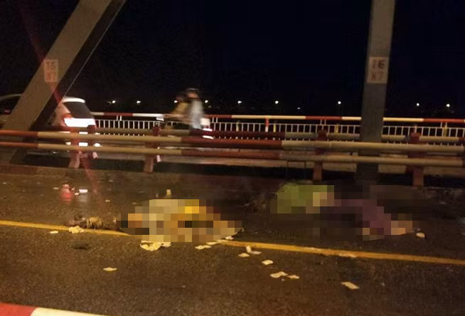 Hien truong dam xe kinh hoang 3 nguoi chet tren cau Chuong Duong-Hinh-4