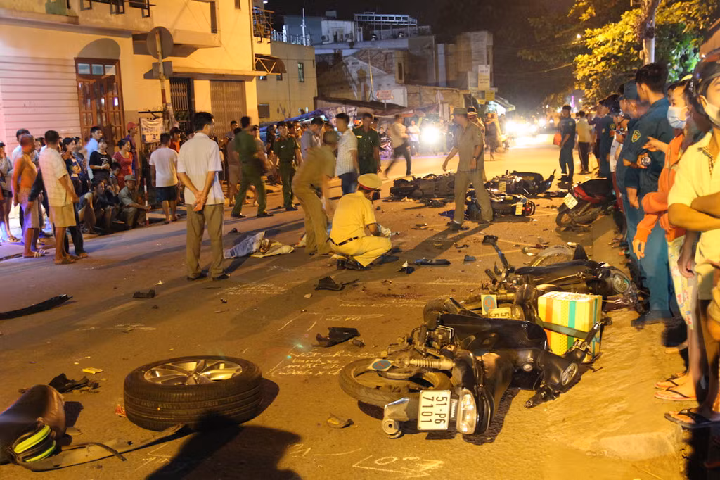 Tai nạn đã làm 2 người chết và nhiều người bị thương. Hiện trường vụ t ai nạn kinh hoàng. Ảnh: Zing.