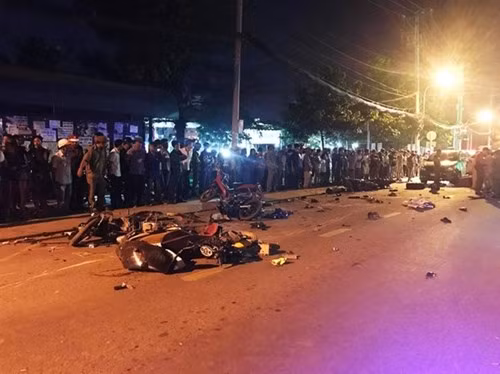 Vụ 13 xe đâm liên hoàn ở TP HCM ngày 22/7 khiến nhiều người không khỏi bàng hoàng. Ô tô biển kiểm soát 61A-388.07 do Trần Văn Trung Chánh điều khiển đã va chạm trực diện với 3 xe mô tô đi cùng chiều, sau đó xe này tiếp tục đâm vào các xe đang lưu thông hướng ngược lại và nhiều phương tiện đang đỗ chờ đèn đỏ. Ảnh: Phúc Lập.