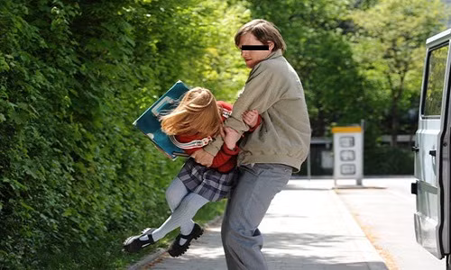 Những điều này đặt ra vấn đề gia đình sẽ phản ứng, cần có hành động như thế nào nếu người thân gặp tình huống tương tự. Dưới đây là một số gợi ý về cách ứng phó, tăng thêm cơ hội tìm được trẻ bị bắt cóc. Ảnh minh họa.