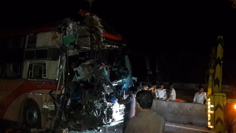 Ngay sau vụ tai nạn giao thông xảy ra, lực lượng chức năng đã có mặt tại hiện trường tập trung cứu chữa các nạn nhân. Ảnh: Pháp luật TP HCM.