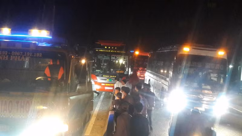 Vụ tai nạn giao thông nghiêm trọng đã làm ách tắc giao thông trên QL1A nhiều tiếng đồng hồ. Đến 3h15, hiện trường mới dọn dẹp xong để các phương tiện lưu thông. Ảnh: Pháp luật TP HCM.