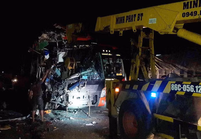 Thông tin trên Vietnamnet cho hay, vụ tai nạn xe khách giường nằm nghiêm trọng này đã làm 1 người ngồi sau cùng của xe 76B-004.51 thiệt mạng tại chỗ, 2 người đi trên xe 78B-002.89 tử vong tại bệnh viện đa khoa tỉnh Bình Thuận. Ngoài ra, 17 người khác trên 3 xe bị thương. Ảnh: Vietnamnet.
