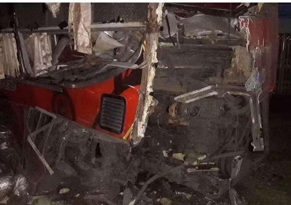 Cảnh tượng kinh hoàng sau cú va chạm giữa hai xe khách. Ảnh: Vietnamnet.