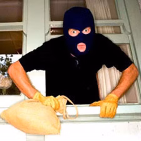 Chi tiết lạ của vụ cướp là nạn nhân bị tên Hiếu cởi quần, trói lại. Theo Hiếu: "Mục đích tôi cởi quần chị ấy là vì nếu lỡ có tỉnh dậy bất ngờ thì chị ấy cũng không thể truy đuổi tôi được". Ảnh minh họa.