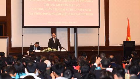 Tối 5/7 theo giờ địa phương (tức rạng sáng 6/7 theo giờ Việt Nam), Thủ tướng Nguyễn Xuân Phúc đã rời bang Hessen tới Thủ đô Berlin. Thủ tướng đã có cuộc nói chuyện thân mật với cán bộ, nhân viên Đại sứ quán Việt Nam tại Berlin và đông đảo Việt kiều tại Đức. Ảnh: VGP