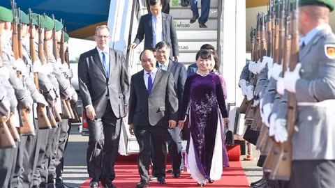 Lễ đón Thủ tướng Nguyễn Xuân Phúc và đoàn diễn ra trang trọng tại sảnh Tòa nhà Thủ hiến Bang với Quân nhạc cử quốc thiều Việt Nam và Quốc thiều Cộng hòa Liên bang Đức.